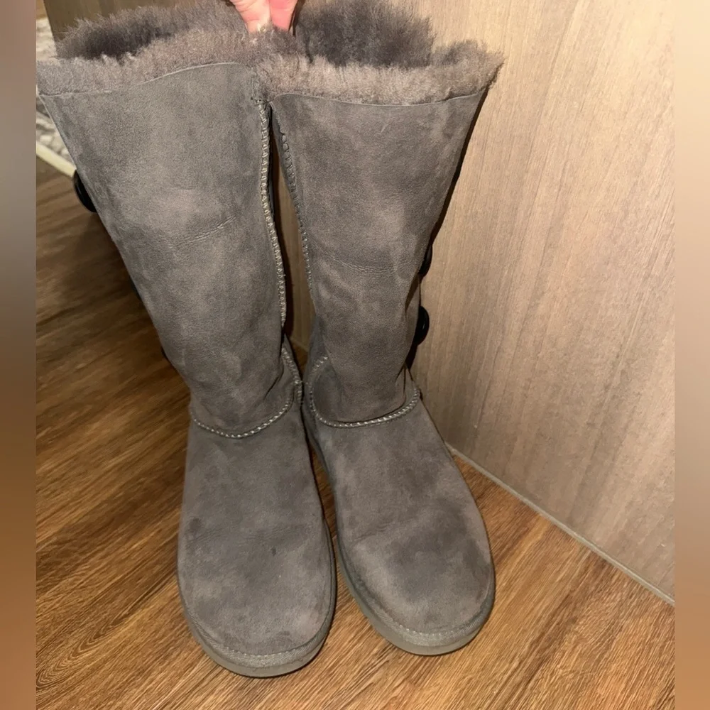 Grey Bailey button UGGs - Picture 4 of 7